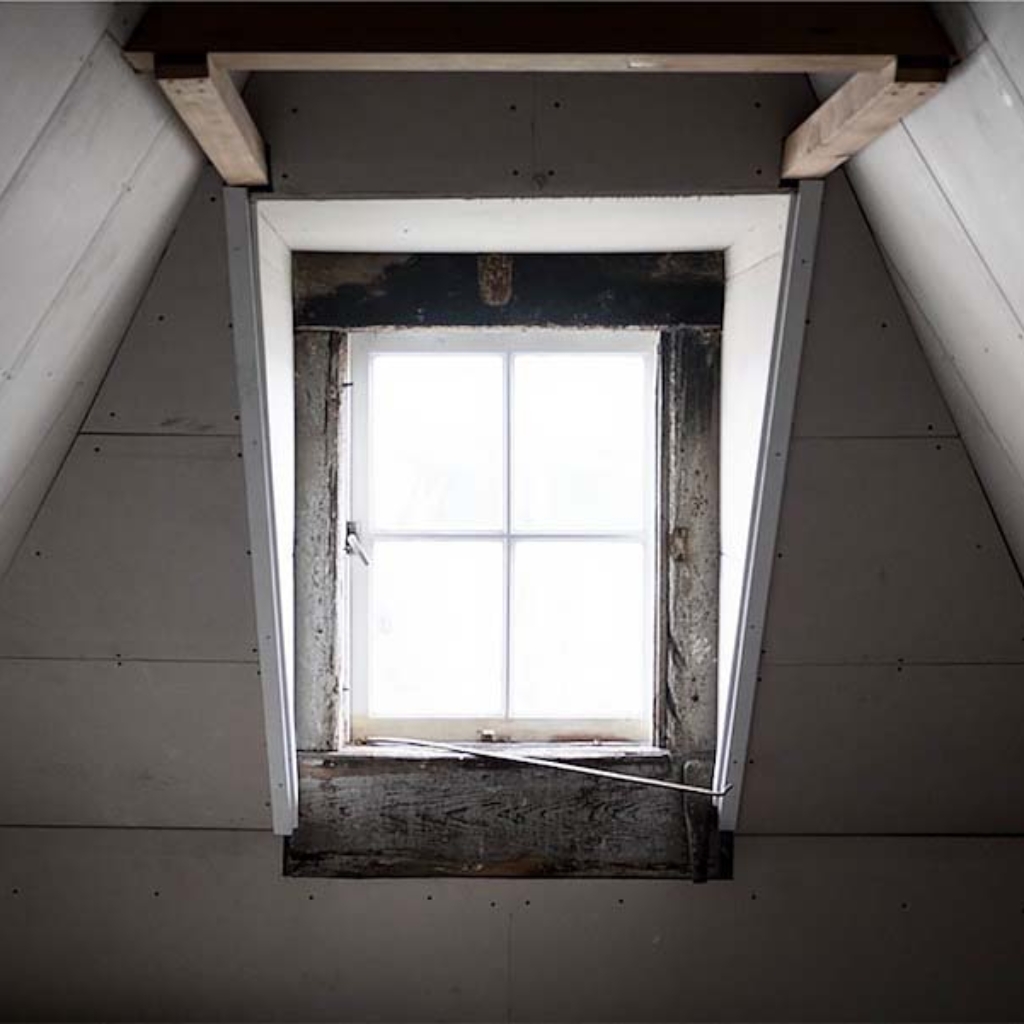 window-691893_940x601